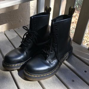 💢24hr SALE💢Dr. Marten MATTE black 8-eye boots